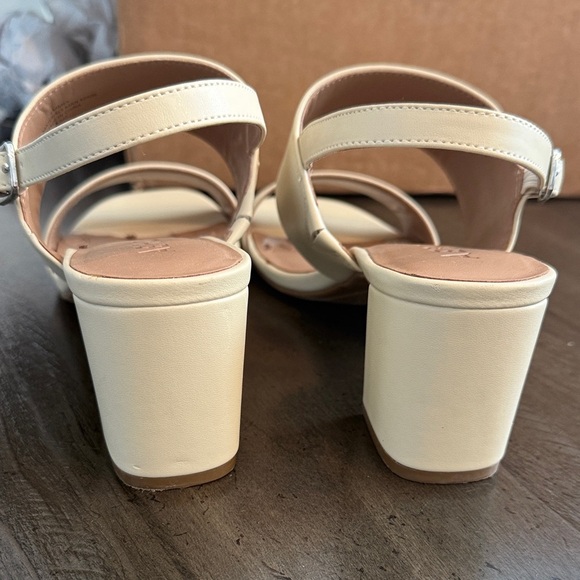 AEROSOLES 8.5 Emmex Cream Block Heel Sandals - Picture 4 of 13